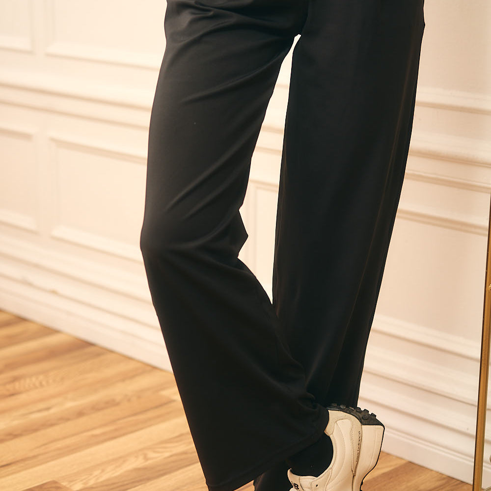 
                      
                        Pleated Wide Golf Pants with Belt Loops and Side Pockets
                      
                    