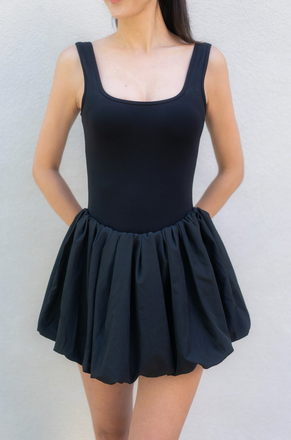 vespr_active_bubble_dress_black_front_CU